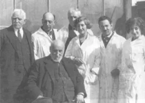 Domingo Sánchez Sánchez junto a compañeros/as del Instituto Cajal. Sentado en el medio de la fotografía aparece Santiago Ramón y Cajal.