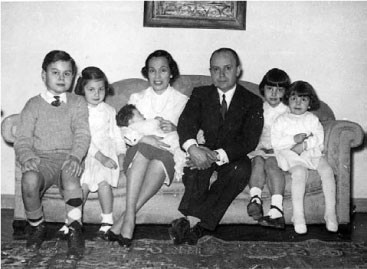 Irene De Castro Martín junto a su marido Luis Cifuentes Delatte e hijos en 1953.