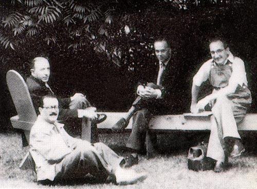 Pedro Salinas, sentado en la silla Adirondack; Eugenio Florit, a su lado en el suelo; Luis Cernuda y Jorge Mañach, en el banco en la universidad de Vermont en 1948. Fuente: https://schoolofspanish.middcreate.net/centenario/libro/chapter5.15