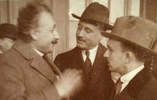 Pedro Pineda Gutiérrez en la visita de Einstein a España en 1923. Fuente: https://www.gentedelpuerto.com/2010/12/04/853-pedro-pineda-gutierrez-un-nuevo-oficio-matematico/