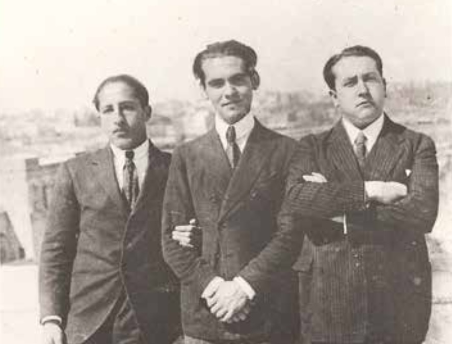 José María Navaz junto a Lorca y Antonio García Silalinde en 1923. Fondo familia Navaz. Presente en: https://schoolofspanish.middcreate.net/centenario/libro/chapter2?path=index
