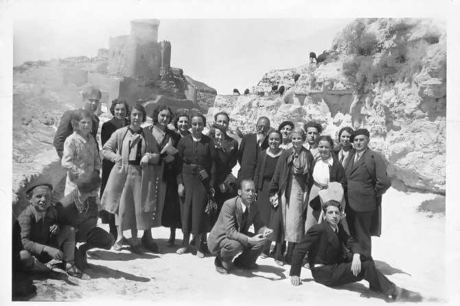 Alumnos y profesores de la Universidad Complutense ante el castillo de Alarcón.A. Créditos: Archivo Pérez-Arlegui. Fuente: https://www.heraldodiariodesoria.es/opinion/240407/159561/san-baudelio-rolls-royce.html