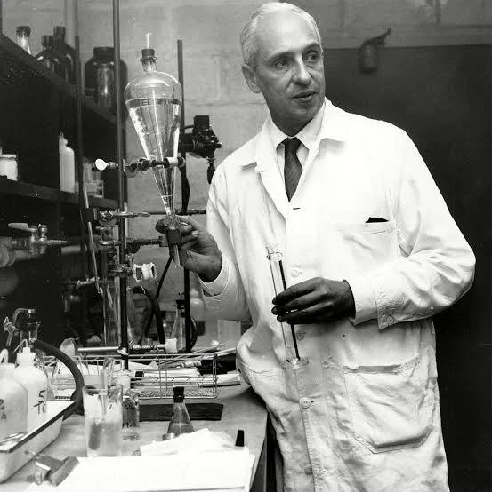 Severo Ochoa en el laboratorio de la Facultad de Medicina de la Universidad de Nueva York.