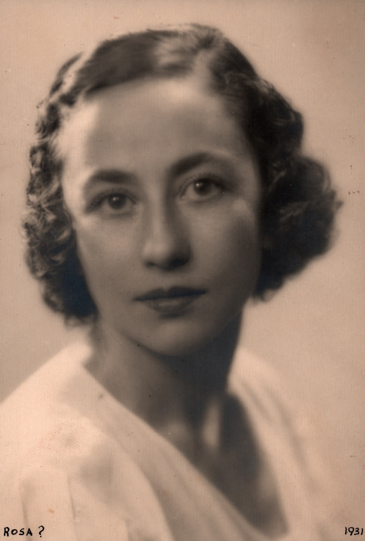 Fotografía de estudio de Rosa Bernis, 1931. Créditos: Residencia de Estudiantes, Madrid.