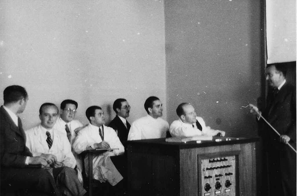 Armando Durán Miranda junto a otros compañeros en una charla