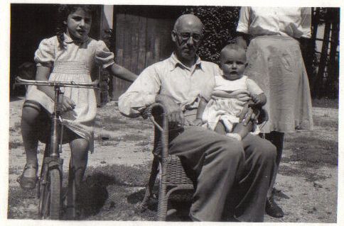 Pablo Azcárate Flórez con sus nietos